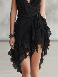 Perrine · Vestido Corto de Encaje Negro con Cuello Halter y Volantes