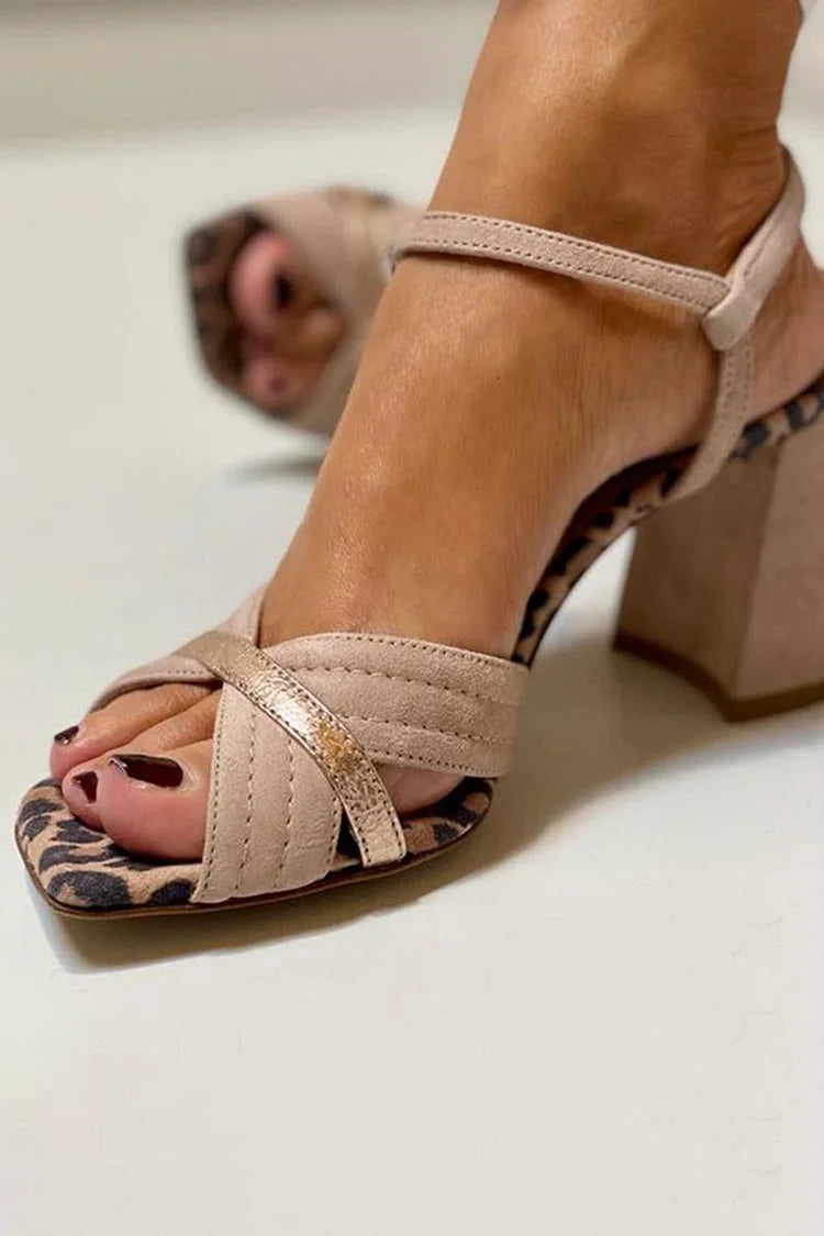 Tacones anchos peep toe estampado leopardo patchwork Caqui
