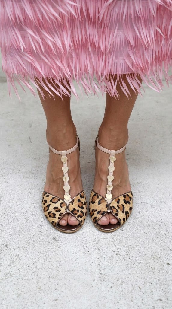 Tacones peep toe estampado leopardo Rosa con correa en T y corazón