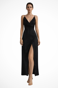 Selvara | Vestido maxi de invitada con abertura y cuerpo drapeado™