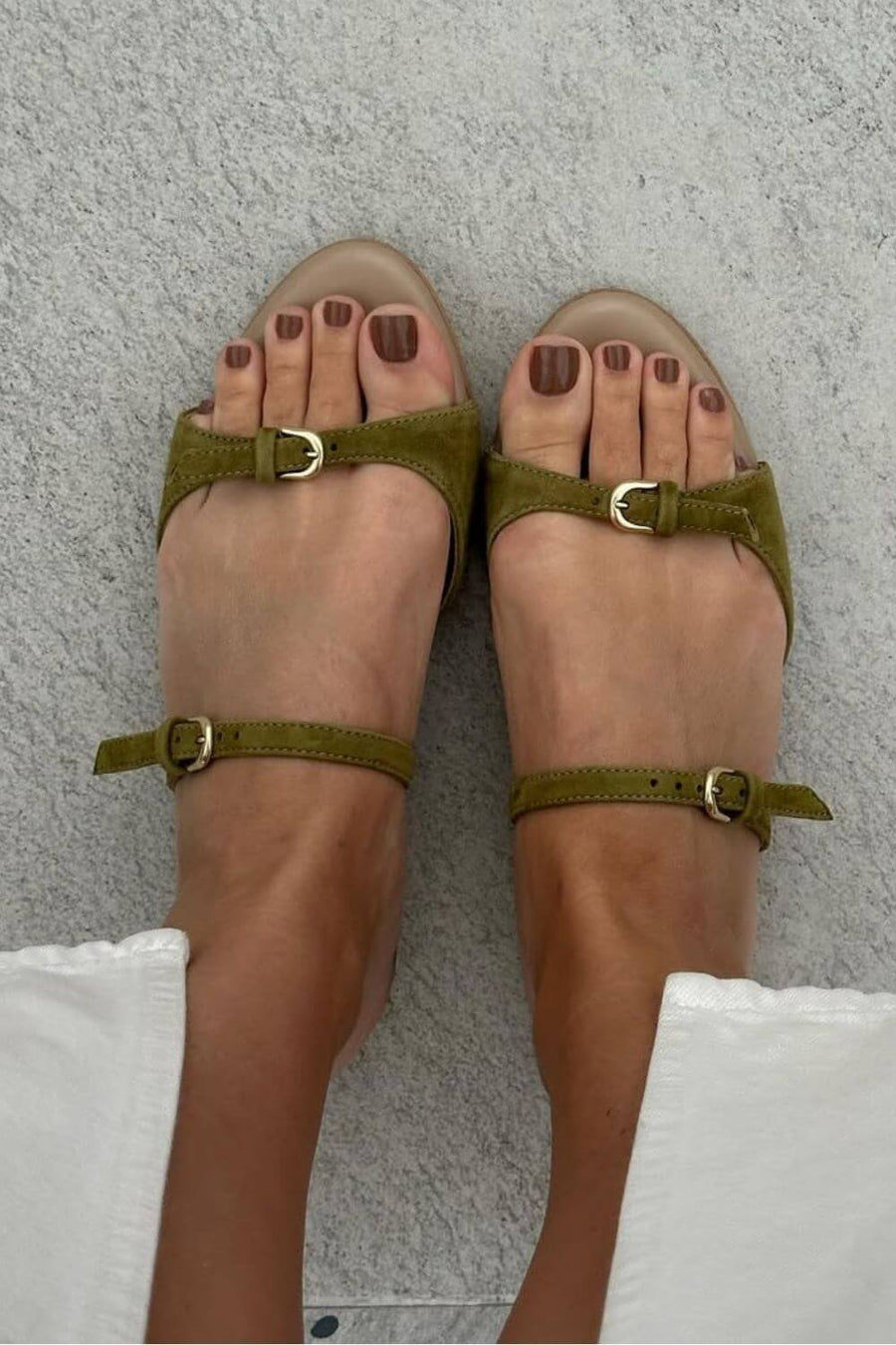 Sandalias peep toe aterciopelados con hebilla y correas