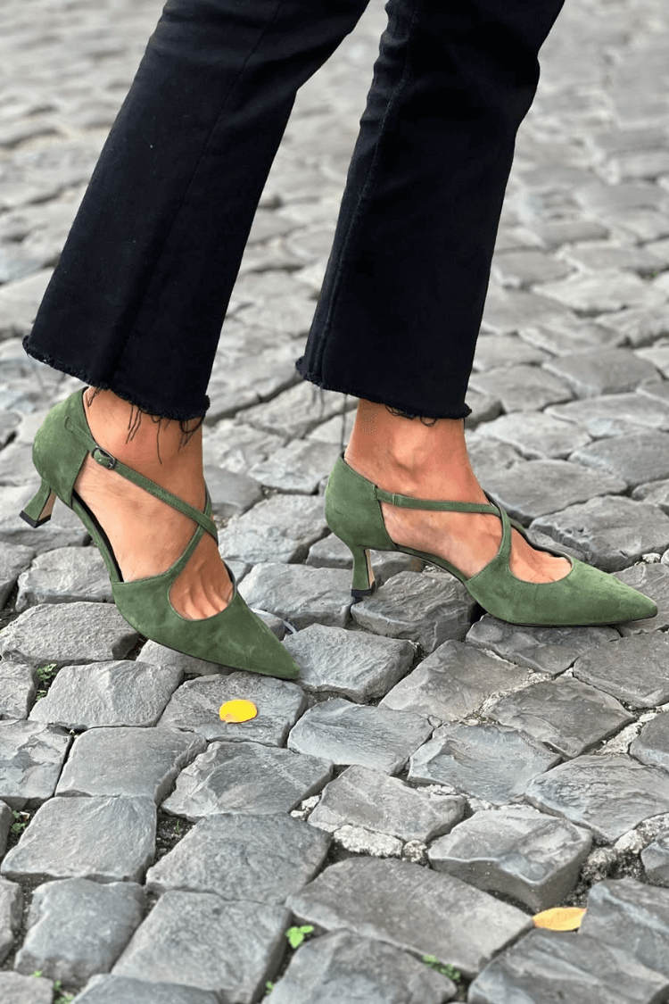 Tacones kitten aterciopelados Verde de punta con correas cruzadas