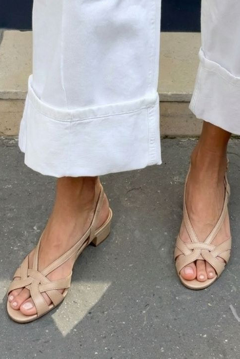 Sandalias slingback Nude en piel con correas cruzadas y tacón bajo