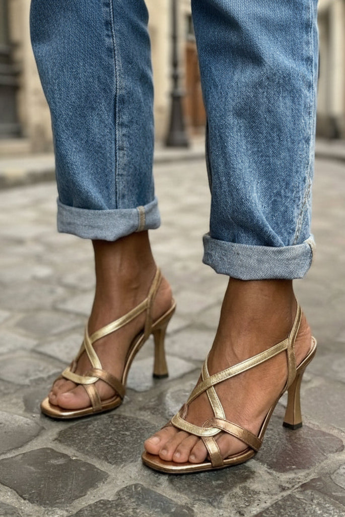 Sandalias metalizados Dorado con correas cruzadas y tacón de aguja