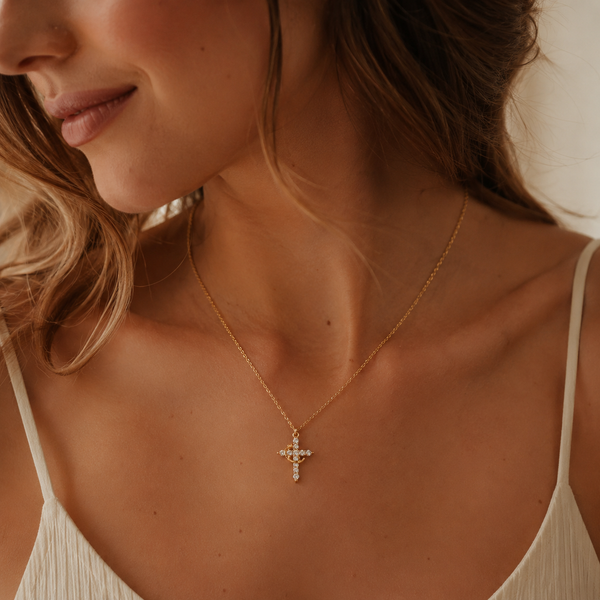 Collar Cruz & Corona – Elegancia y Propósito