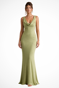 Isadora | Vestido maxi ajustado de satén con escote drapeado para invitada™