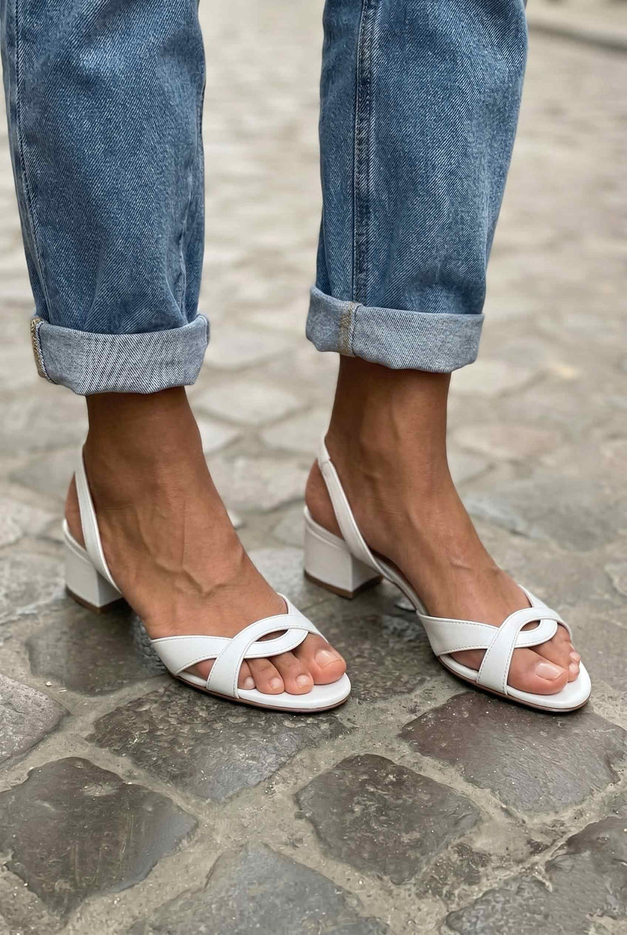 Sandalias de punta abierta con correas cruzadas y tacón bajo de bloque