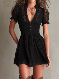 Minivestido Negro con Encaje Crochet, Cuerpo Smock y Escote en V