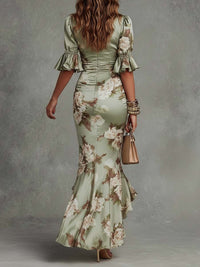 Émilie | Robe Maxi Asymétrique en Satin Vert Fleurie, Manches Cloche, Col en V