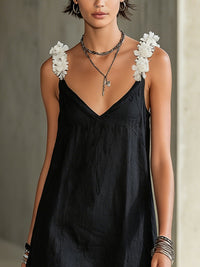 Noémie · Vestido Mini Negro con Escote en V y Tirantes Florales