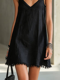 Noémie · Vestido Mini Negro con Escote en V y Tirantes Florales