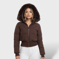 Chaqueta corta con capucha y piel sintética