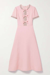 Robe midi en satin avec nœud et embellissements en cristal