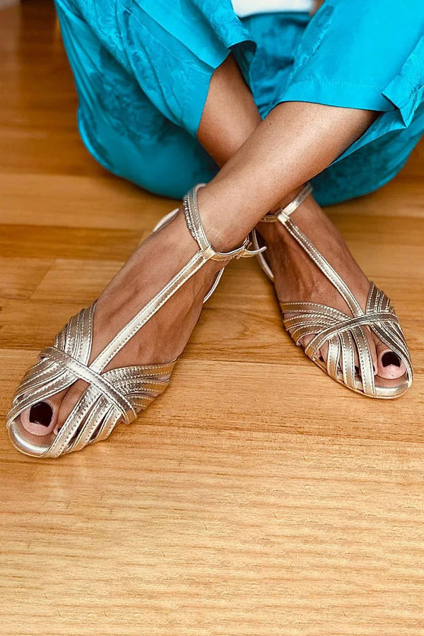 Sandalias peep toe brillantes bajos con correa en T