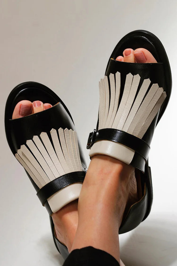 Sandalias slip-on de punta redonda aperta en contraste con flecos