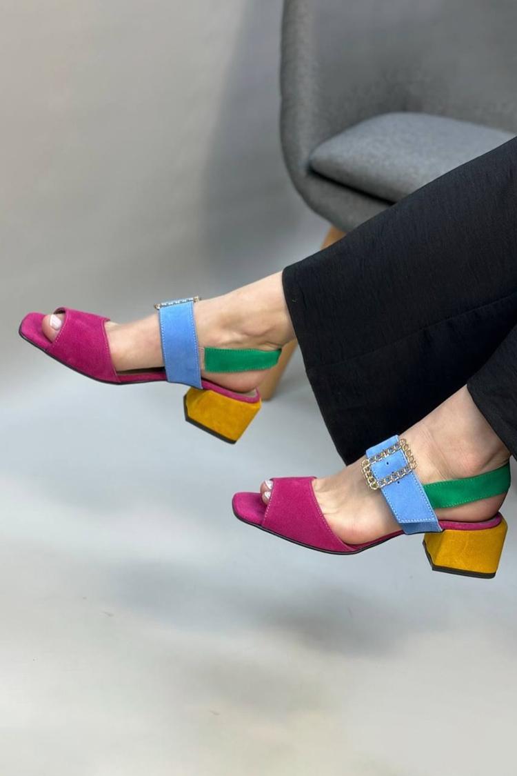 Tacones anchos Multicolor y Fucsia de punta cuadrada con correa y hebilla sul empeine