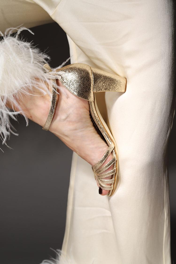 Tacones anchos peep toe brillantes metalizados Dorado con correa al tobillo y hebilla