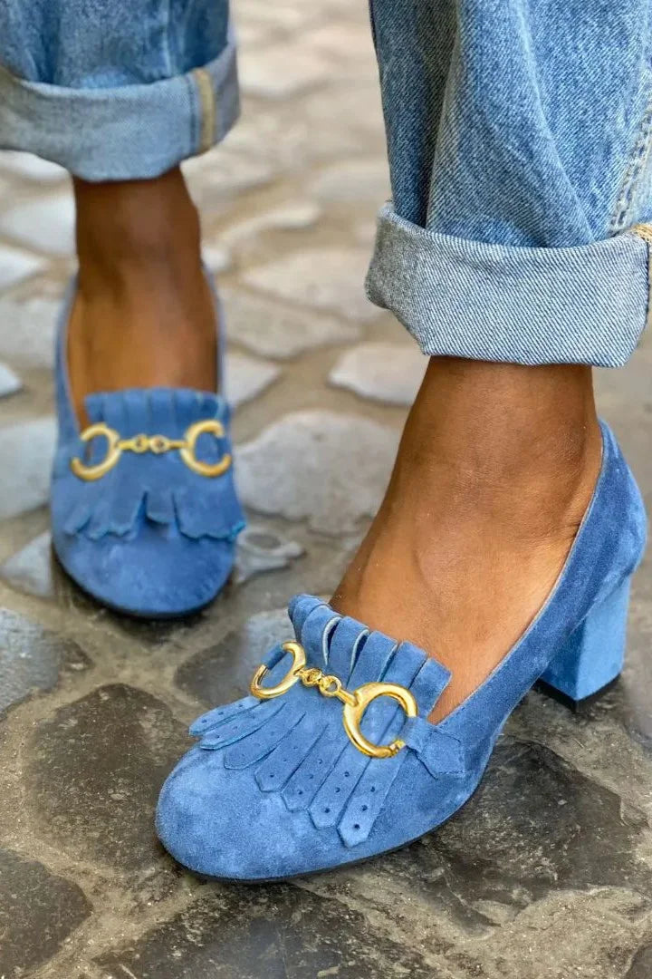Tacones anchos opacos de punta redonda con hebilla y flecos
