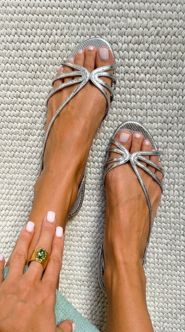 Camille · Sandalias Doradas Elegancia de Verano