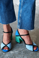 Tacones de aguja color block con hebilla y correa en T