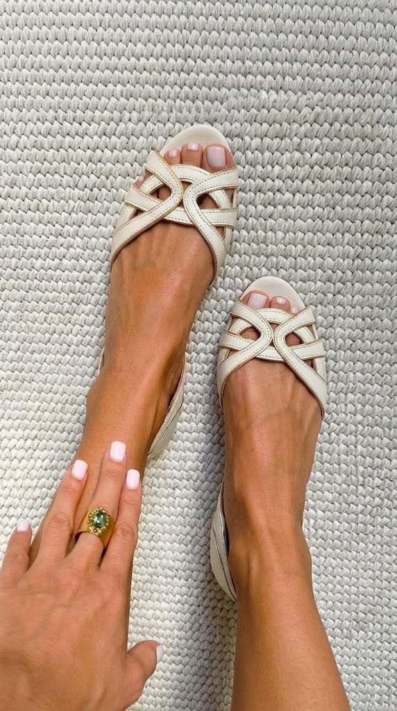 Sandalias cut-out bajos Crema de punta abierta con talón cerrado