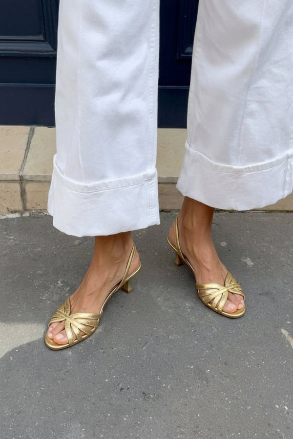 Sandalias slingback metalizados con correas cruzadas y tacón kitten