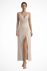 Selvara | Vestido maxi de invitada con abertura y cuerpo drapeado™