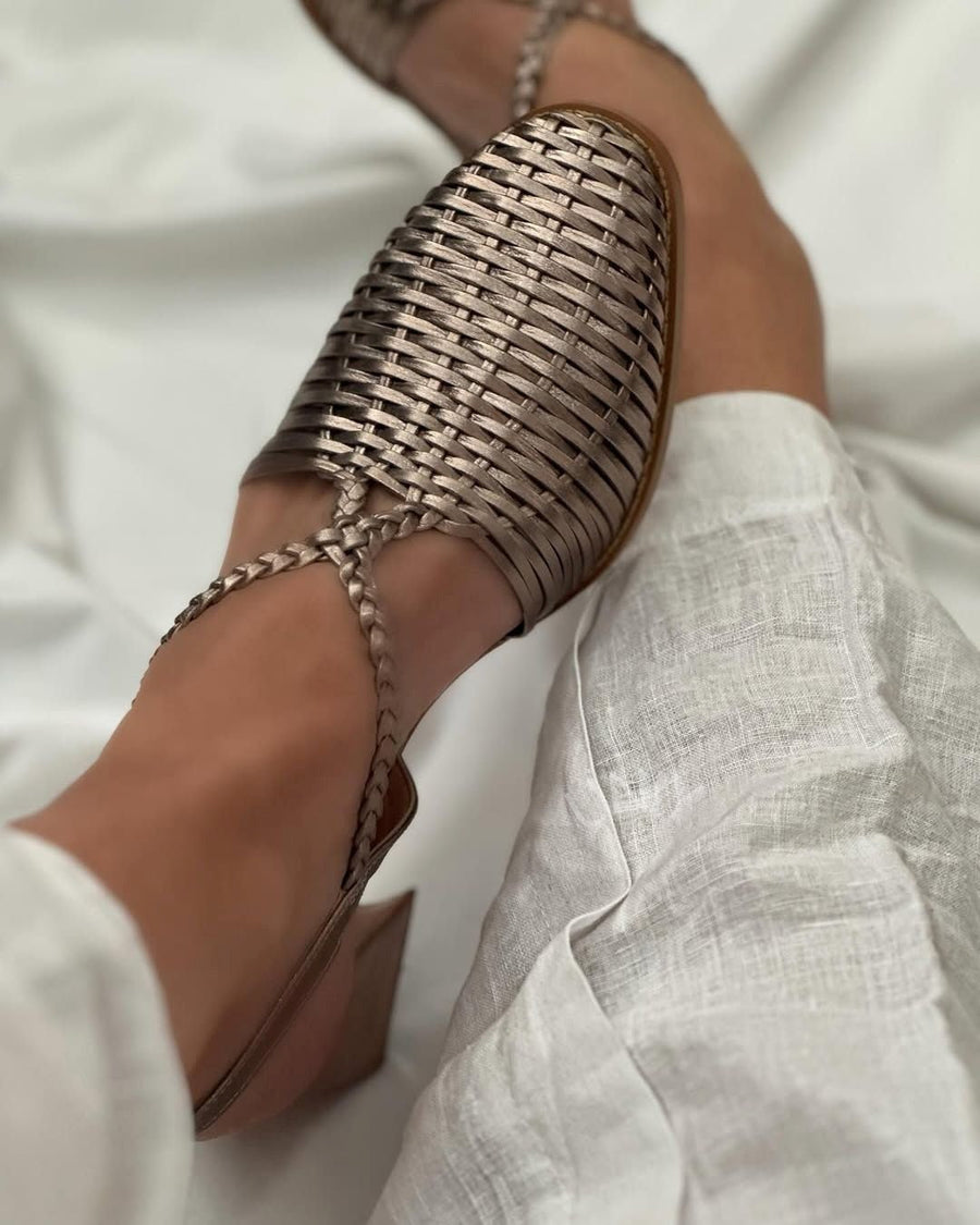 Tacones de bloque trenzados metalizados Champagne de punta con correas