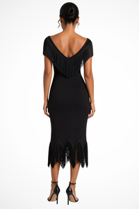 Annabel | Vestido midi de invitada con hombros descubiertos y acabado de flecos™