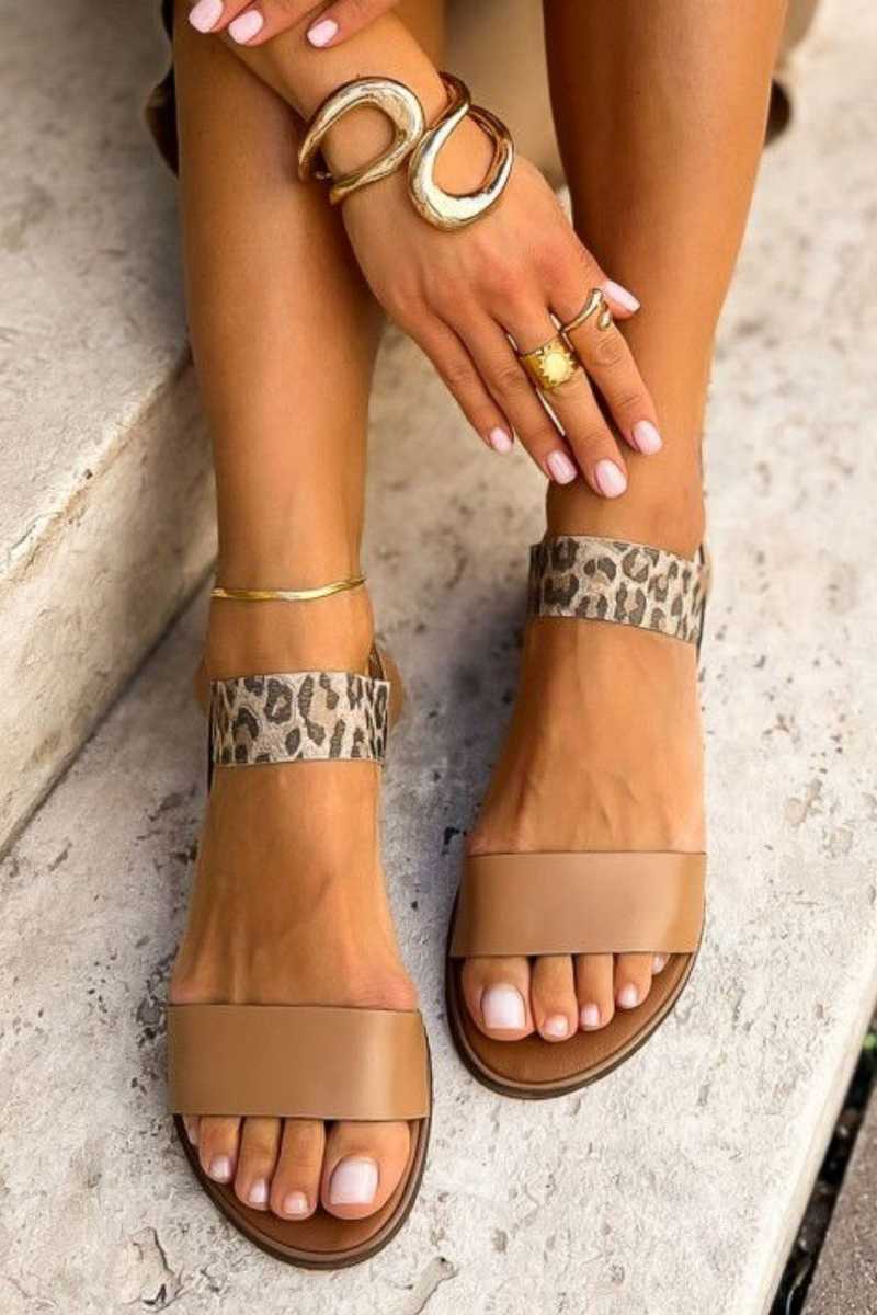 Sandalias estampado leopardo bajos en ecopiel con banda elástica