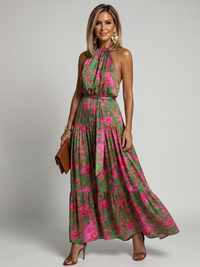 Robe midi drapée en rose avec décolleté halter élégant