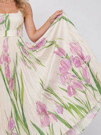 Robe Midi Sans Manches en Satin avec Décolleté Carré et Plis Élégants