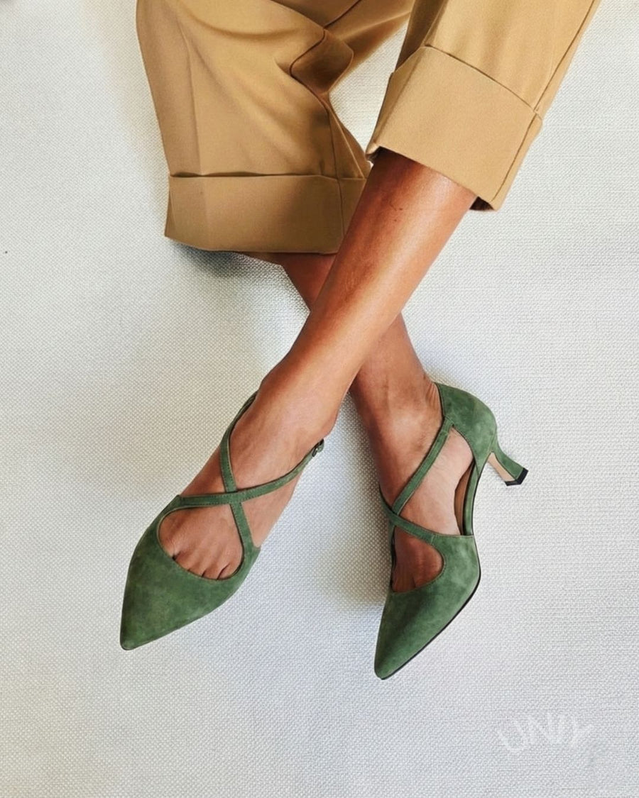 Décolleté de punta con correas cruzadas y correas