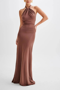Bronte | Vestido maxi ajustado de invitada con cuello halter, nudo y espalda abierta™