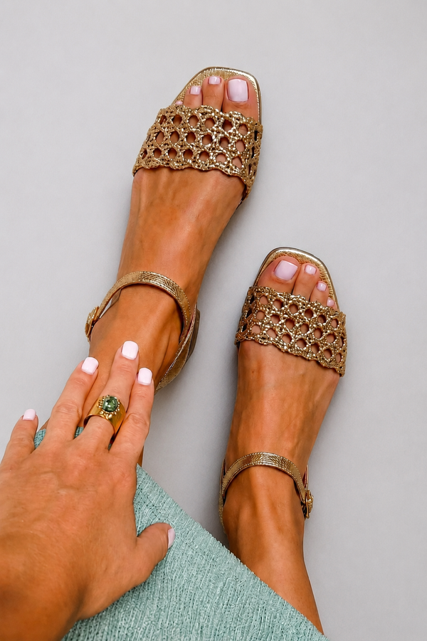 Aurora · Sandalias Doradas Encanto de Verano