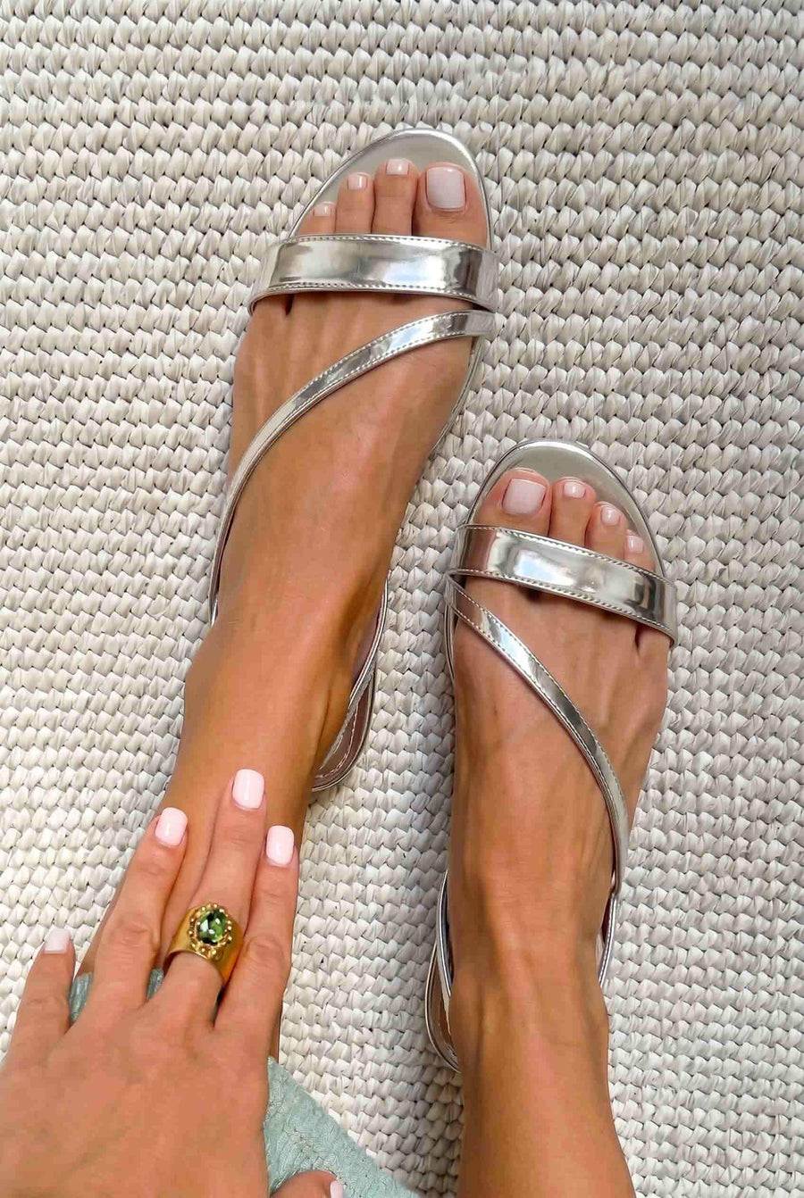 Sandalias asimétricos bajos de punta abierta