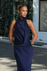 Ottilie | Vestido maxi de satén drapeado con cuello halter para invitada™