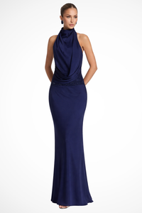 Ottilie | Vestido maxi de satén drapeado con cuello halter para invitada™
