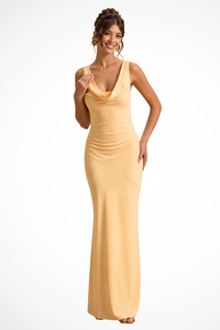 Isadora | Vestido maxi ajustado de satén con escote drapeado para invitada™