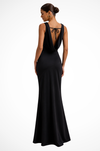 Isadora | Vestido maxi ajustado de satén con escote drapeado para invitada™