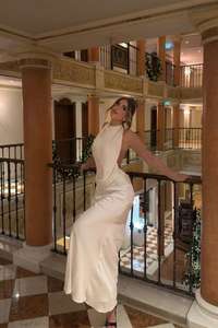 Ottilie | Vestido maxi de satén drapeado con cuello halter para invitada™