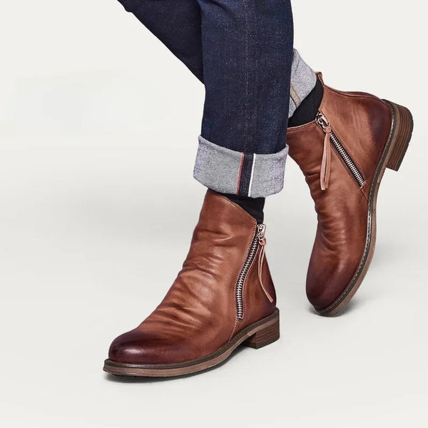 Bernardo Cavallino · Botas de Cuero con Detalle Cosido