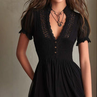 Minivestido Negro con Encaje Crochet, Cuerpo Smock y Escote en V