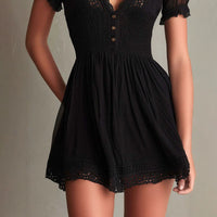 Minivestido Negro con Encaje Crochet, Cuerpo Smock y Escote en V