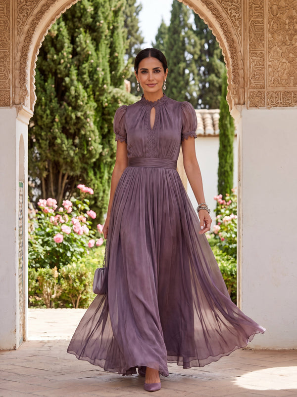 Flavia · Vestido Largo Violeta con Cuello de Gota