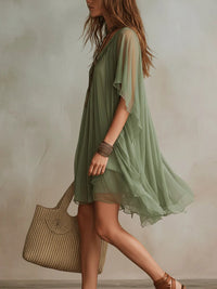 Éloïse · Vestido Corto Fluido de Gasa Verde con Escote en V