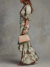 Émilie | Robe Maxi Asymétrique en Satin Vert Fleurie, Manches Cloche, Col en V