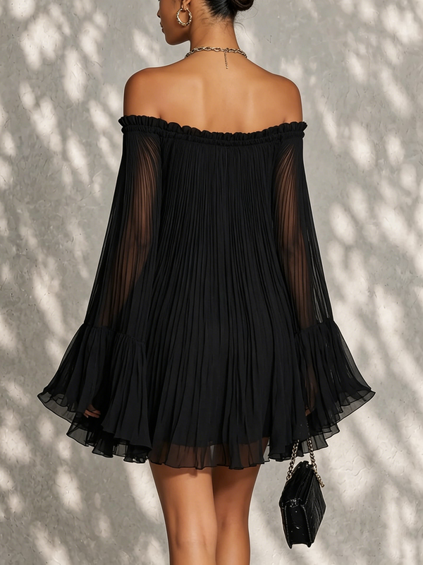 Océane | Vestido Mini Negro con Mangas Acampanadas y Hombros al Descubierto Fruncidos