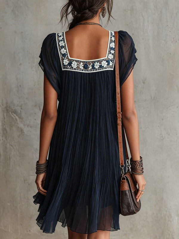 Apolline | Vestido Mini Plisado de Gasa con Bordado Floral Azul Marino