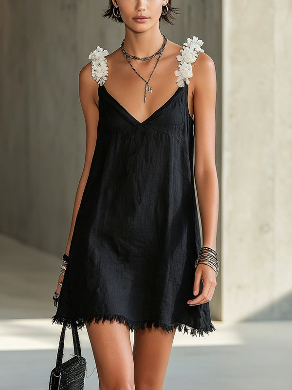 Noémie · Vestido Mini Negro con Escote en V y Tirantes Florales